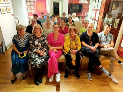 Margot Dernesch (Zweite von links) hatte den Workshop geleitet.Die Teilnehmerinnen erzählten nun erstmals vor Publikum ausgewählte Märchen. Foto: privat